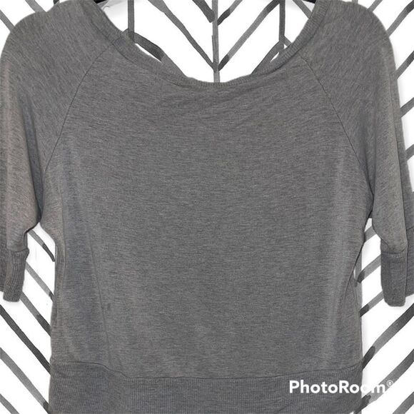 GUESS cropped ton with rhinestone logo on sleeve​​ - Picture 2 of 2